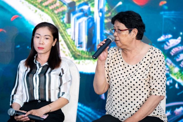 Bà Thể (bên phải) và người dân Cần Giờ không khỏi tự hào và kỳ vọng khi quê hương ngày càng đổi khác  