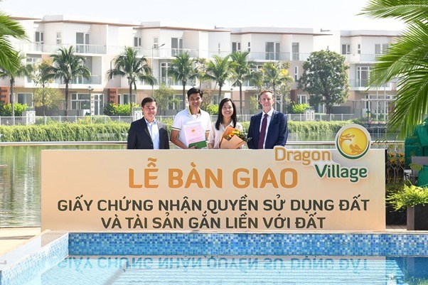 Trao sổ hồng cho cư d&#226;n Dragon Village v&#224; Dragon Parc, Ph&#250; Long khẳng định uy t&#237;n Nh&#224; ph&#225;t triển đ&#244; thị bền vững - Ảnh 1