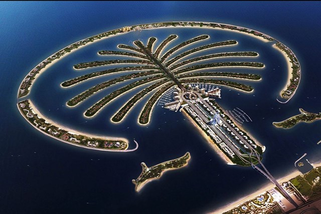 &ldquo;Kỳ quan&rdquo; Palm Jumeirah c&oacute; h&igrave;nh dạng như một th&acirc;n c&acirc;y, tỏa ra 16 nh&aacute;nh l&aacute; cọ,&nbsp;c&oacute; thể nh&igrave;n thấy từ mặt trăng &nbsp;