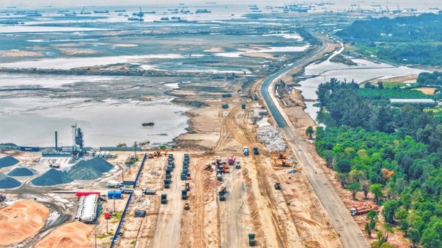 C&ocirc;ng nghệ phun c&aacute;t kết hợp nguy&ecirc;n tắc c&acirc;n bằng đ&agrave;o - đắp đặc biệt được &aacute;p dụng để xử l&yacute; nền đất yếu. &nbsp;