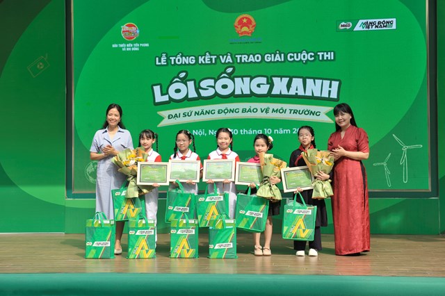 Ban tổ chức trao giải cho các cá nhân và tập thể đạt giải thưởng