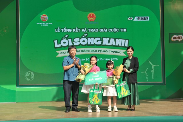 Ban tổ chức trao giải nhất cho em Lê Lê Hoàng Nguyên và Nguyễn Cao Thục Anh, Trường TH Trưng Vương, P. Nam Đông Hà, Tỉnh Quảng Trị