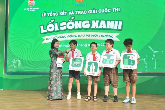 Tại lễ trao giải, các em học sinh được tham gia trò chơi tương tác về các bước thu gom-tái chế