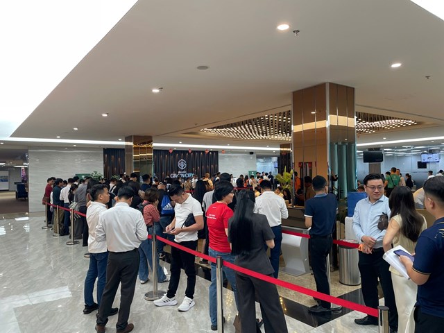 H&agrave;ng trăm người xếp h&agrave;ng săn cơ hội sở hữu sớm quỹ căn đẹp nhất Vịnh Ngọc &nbsp;