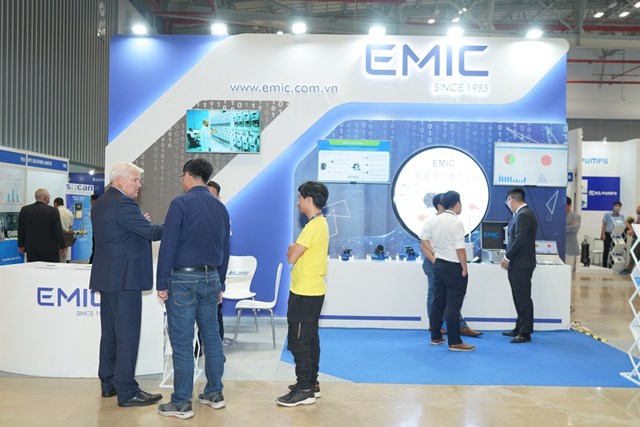 Khách hàng tham quan gian hàng EMIC tại triển lãm.