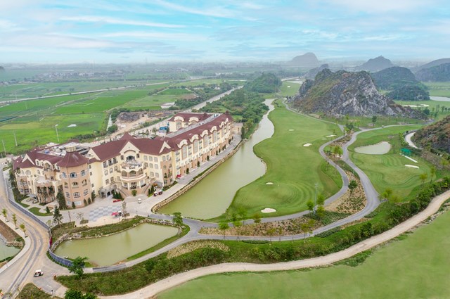 Tổ hợp Legend Valley Country Club gồm s&acirc;n g&ocirc;n 18 hố đạt chuẩn thi đấu quốc tế, kh&aacute;ch sạn sang trọng Legend Valley Hotel v&agrave; c&ocirc;ng vi&ecirc;n vui chơi giải tr&iacute; Bright Park sẽ mang đến trải nghiệm đa dạng, v&ocirc; c&ugrave;ng th&uacute; vị cho du kh&aacute;ch &nbsp;