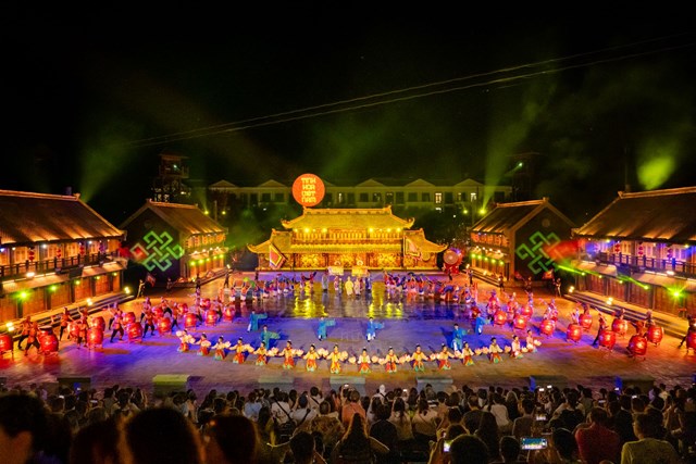 Vingroup cũng g&oacute;p phần quảng b&aacute; rộng r&atilde;i văn ho&aacute; nghệ thuật cổ truyền d&acirc;n tộc th&ocirc;ng qua c&aacute;c show thực cảnh sống động, được biểu diễn tại c&aacute;c khu du lịch Vinpearl. &nbsp;