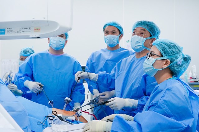 Ca ghép gan được PGS.TS.BS Lê Văn Thành trực tiếp thực hiện thị phạm.