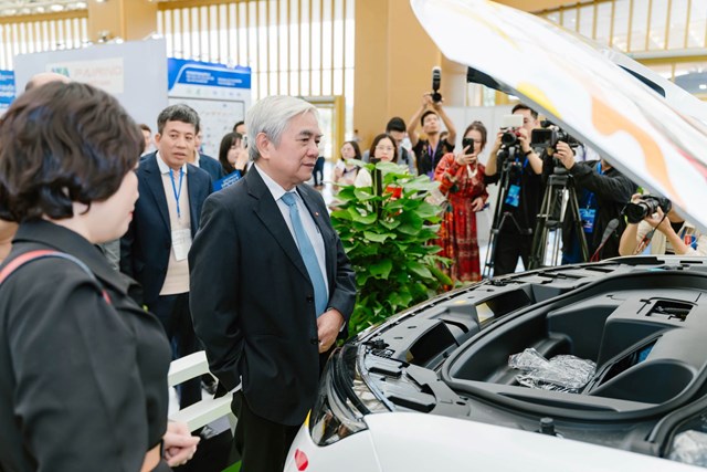 C&#243; g&#236; hấp dẫn tại gian h&#224;ng VinFast ở Tuần lễ C&#244;ng nghiệp v&#224; C&#244;ng nghệ Việt Nam 2025? - Ảnh 2