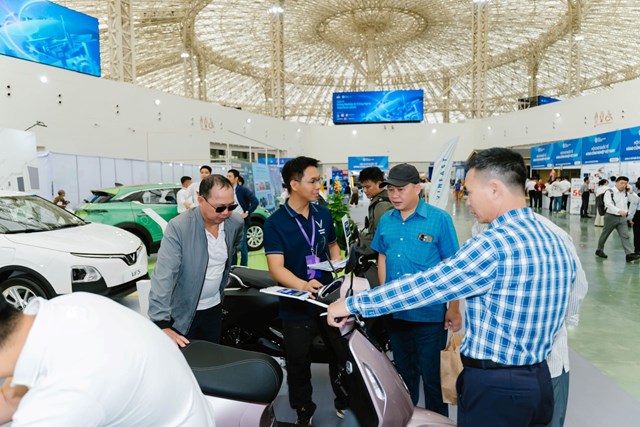 C&#243; g&#236; hấp dẫn tại gian h&#224;ng VinFast ở Tuần lễ C&#244;ng nghiệp v&#224; C&#244;ng nghệ Việt Nam 2025? - Ảnh 4