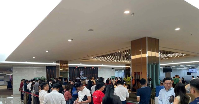 D&ograve;ng người xếp h&agrave;ng l&agrave;m thủ tục k&yacute; quỹ căn Vịnh Ngọc minh chứng cho sức h&uacute;t của Cần Giờ &nbsp;