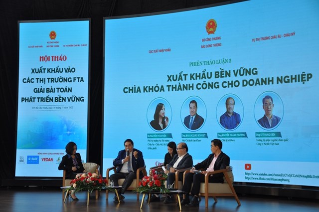 &Ocirc;ng L&yacute; Trung Ki&ecirc;n, Trưởng bộ phận Logistics to&agrave;n quốc, Nestl&eacute; Việt Nam (thứ nhất, từ phải sang) tại hội thảo ng&agrave;y 18.11.