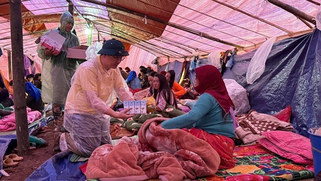 Cán bộ nhân viên Vingroup chia sẻ với bà con  Lũng Cú  -Tuyên Quang bị sạt lở nhà sau  bão 11