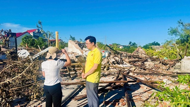 Đại diện Quỹ Thiện Tâm chia sẻ với bà con Ninh Bình sau mất mát, thiệt hại của cơn bão số 10