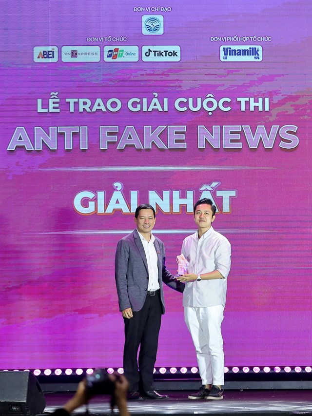 TikToker L&ecirc; Ph&uacute;c Th&agrave;nh gi&agrave;nh được giải nhất chung cuộc cuộc thi Anti Fake News.