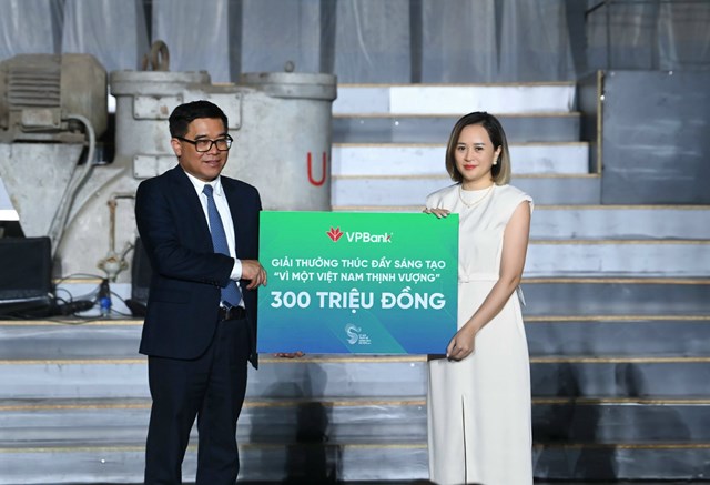 Đại diện Ng&acirc;n h&agrave;ng VPBank trao tặng giải thưởng Th&uacute;c đẩy S&aacute;ng tạo V&igrave; một Việt Nam Thịnh Vượng trị gi&aacute; 300 triệu cho Ban tổ chức Lễ hội Thiết Kế S&aacute;ng Tạo 2023 &nbsp;