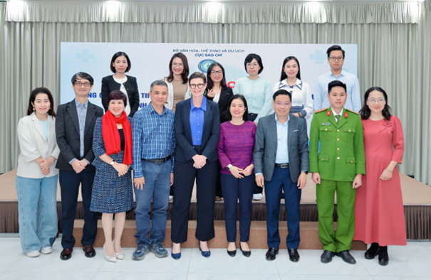 Các chuyên gia và đại biểu chụp ảnh tại hội thảo.