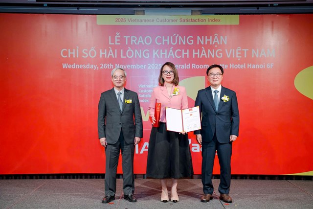 B&agrave; Nguyễn Ngọc Th&uacute;y Linh &ndash; Ph&oacute; Tổng gi&aacute;m đốc Vận h&agrave;nh Xanh SM thị trường Việt Nam v&agrave; L&agrave;o đại diện c&ocirc;ng ty tại lễ trao chứng nhận &nbsp;