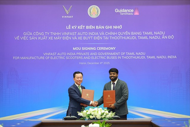 Ông Phạm Sanh Châu (trái), CEO Vingroup châu Á và ông Prabakaran Andi Saravanan, Phó Giám đốc Cục Đầu tư bang Tamil Nadu tại buổi lễ ký kết.