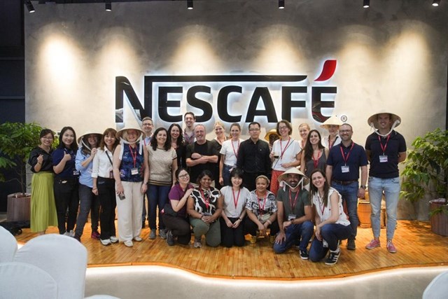 Đoàn phóng viên quốc tế thăm quan Trung tâm Thông tin NESCAFÉ thuộc nhà máy Trị An, tỉnh Đồng Nai