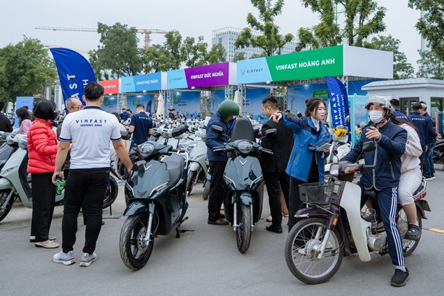 Sự kiện &ldquo;Ng&agrave;y hội Thu xăng đổi điện&rdquo; của VinFast diễn ra trong 2 ng&agrave;y 6-7/12 tại Khu Hội chợ triển l&atilde;m, giao dịch kinh tế v&agrave; thương mại, đường Ho&agrave;ng Quốc Việt, H&agrave; Nội. &nbsp;