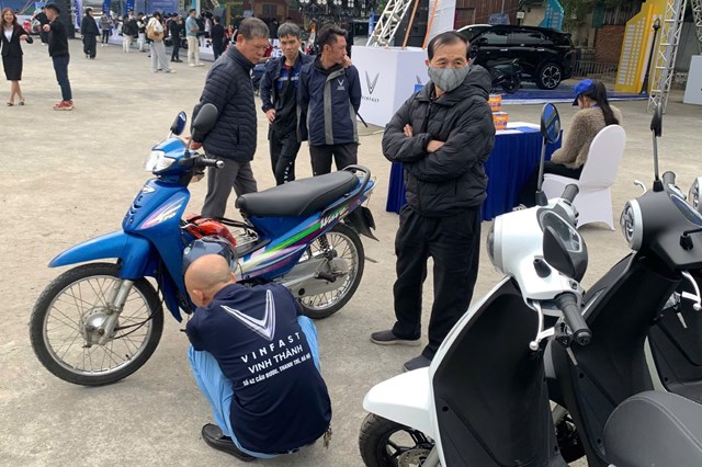 Tại sự kiện, kh&aacute;ch h&agrave;ng c&oacute; thể mang xe m&aacute;y xăng cũ tới để được định gi&aacute; miễn ph&iacute;. Khoản tiền mua xe sẽ được trừ thẳng v&agrave;o chi ph&iacute; đổi xe. &nbsp;