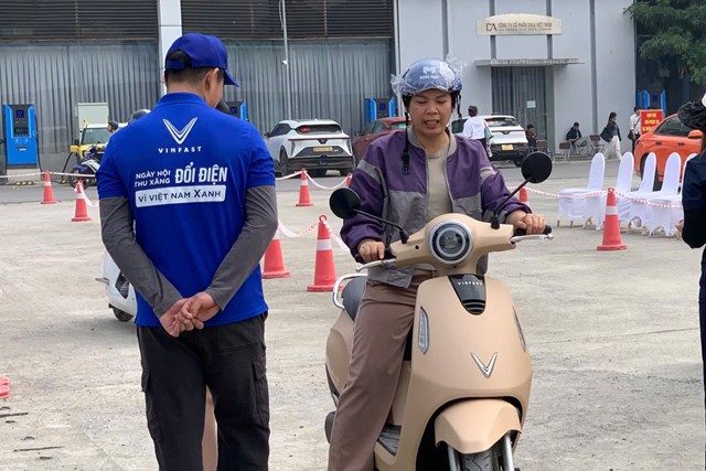 Vợ chồng anh Nguyễn Nam An (H&agrave; Nội) trực tiếp trải nghiệm xe điện VinFast trước khi quyết định mua cho con. &nbsp;