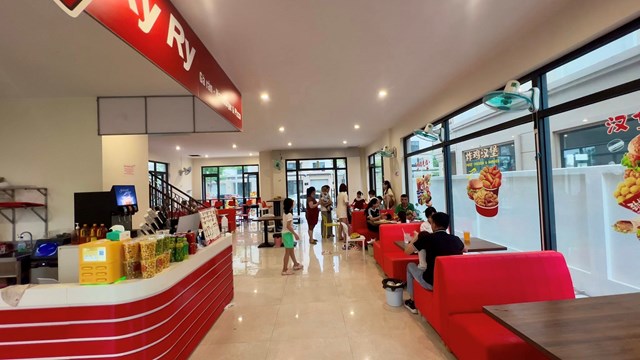 Nh&agrave; h&agrave;ng G&agrave; r&aacute;n Ryry của chị &Aacute;nh Vi&ecirc;n tại Asia Vibe c&oacute; doanh thu thường xuy&ecirc;n đạt 150-200 triệu đồng/th&aacute;ng &nbsp;