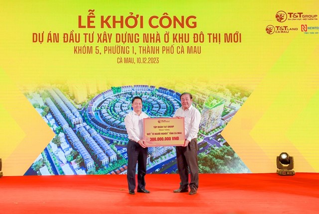 &Ocirc;ng Nguyễn Ngọc Nghị, Th&agrave;nh vi&ecirc;n HĐQT, Ph&oacute; Tổng Gi&aacute;m đốc Tập đo&agrave;n T&amp;T Group (b&ecirc;n tr&aacute;i) trao biển ủng hộ Quỹ V&igrave; người ngh&egrave;o tỉnh C&agrave; Mau 300 triệu đồng cho &ocirc;ng Trần Văn Hiện, Chủ tịch Uỷ ban MTTQ Việt Nam tỉnh C&agrave; Mau (b&ecirc;n phải). &nbsp;