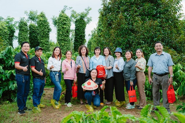 Đại diện Hội LHPN Việt Nam v&agrave; Nestl&eacute; Việt Nam thăm thực tế chị Nest v&agrave; trưởng nh&oacute;m n&ocirc;ng d&acirc;n nữ chương tr&igrave;nh Nescaf&eacute; Plan tại Đak Lak th&aacute;ng 10.2023