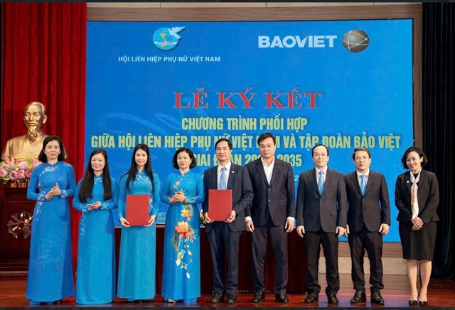 B&agrave; Nguyễn Thị Tuyến (thứ 4 từ tr&aacute;i sang), Ủy vi&ecirc;n Trung ương Đảng, Ph&oacute; Chủ tịch Ủy ban Trung ương MTTQ Việt Nam, Chủ tịch Hội LHPN Việt Nam c&ugrave;ng l&atilde;nh đạo Hội LHPN Việt Nam v&agrave; Tập đo&agrave;n Bảo Việt tại Lễ k&yacute; kết