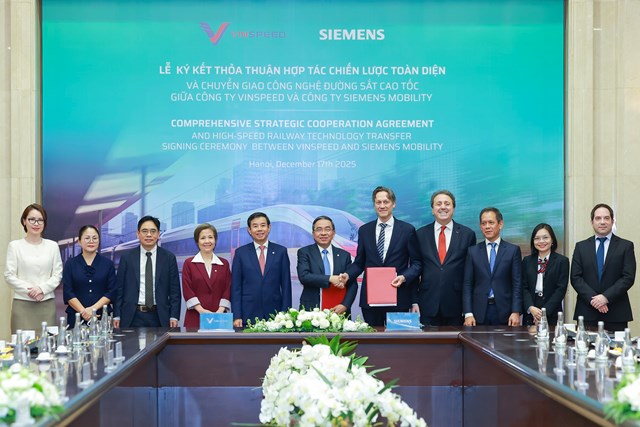 Đại diện l&atilde;nh đạo của Siemens Mobility v&agrave; VinSpeed trao bi&ecirc;n bản ghi nhớ hợp t&aacute;c chiến lược to&agrave;n diện v&agrave; chuyển giao c&ocirc;ng nghệ đường sắt tốc độ cao.