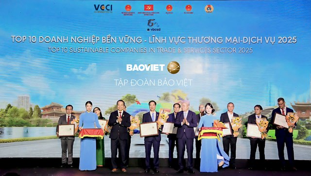 Bảo Việt nhận giải thưởng &ldquo;Top 10 doanh nghiệp bền vững - lĩnh vực thương mại dịch vụ&rdquo;.