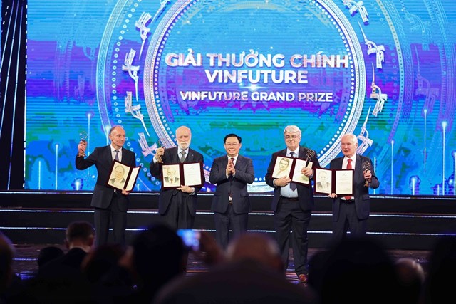 Chủ tịch Quốc hội Vương Đ&igrave;nh Huệ trao Giải thưởng Ch&iacute;nh VinFuture 2022 trị gi&aacute; 3 triệu đ&ocirc; la Mỹ cho 5 nh&agrave; khoa học: Sir Timothy John Berners-Lee, Tiến sĩ Vinton Gray Cerf, Tiến sĩ Emmanuel Desurvire, Tiến sĩ Robert Elliot Kahn, v&agrave; Gi&aacute;o sư Sir David Neil Payne với c&aacute;c tầng ph&aacute;t minh đột ph&aacute; trong việc kết nối c&ocirc;ng nghệ mạng to&agrave;n cầu.&nbsp;
