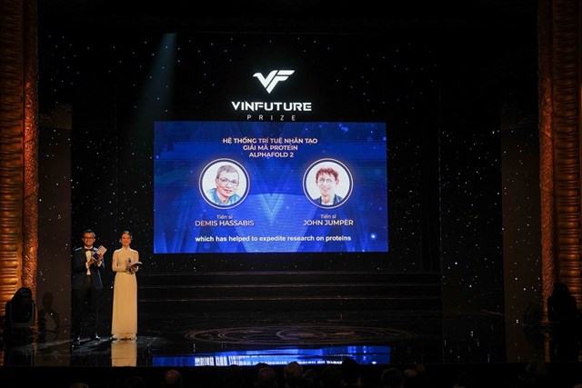 Giải Đặc biệt VinFuture 2022 d&agrave;nh cho Nh&agrave; khoa học nghi&ecirc;n cứu c&aacute;c lĩnh vực mới đ&atilde; được trao cho Tiến sĩ Demis Hassabis (Vương Quốc Anh) v&agrave; Tiến sĩ John Jumper (Hoa Kỳ) với c&ocirc;ng tr&igrave;nh ti&ecirc;n phong về hệ thống tr&iacute; tuệ nh&acirc;n tạo giải m&atilde; protein AlphaFold 2,