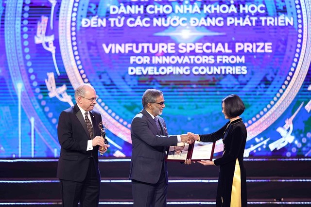 Giải Đặc biệt VinFuture 2022 d&agrave;nh cho Nh&agrave; khoa học đến từ c&aacute;c nước đang ph&aacute;t triển đ&atilde; vinh danh Gi&aacute;o sư Thalappil Pradeep (Ấn Độ) với hệ thống lọc nước nhiễm asen v&agrave; kim loại nặng chi ph&iacute; thấp