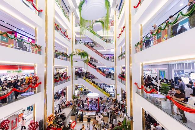 5 tầng b&ecirc;n trong Vincom Plaza Vinh đ&ocirc;ng k&iacute;n kh&aacute;ch trong ng&agrave;y khai trương &nbsp;