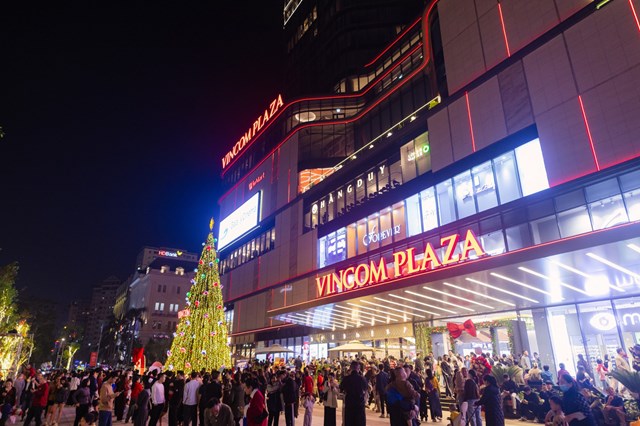 Kh&ocirc;ng kh&iacute; lễ hội rộn r&agrave;ng b&ecirc;n ngo&agrave;i điểm hẹn mới của Th&agrave;nh Vinh &nbsp;