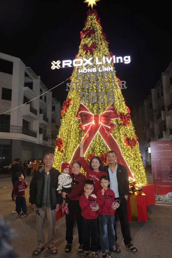 C&acirc;y th&ocirc;ng Noel lớn đặt tại trung t&acirc;m khu đ&ocirc; thị nhanh ch&oacute;ng trở th&agrave;nh điểm hội tụ của c&aacute;c gia đ&igrave;nh v&agrave; giới trẻ. Đ&acirc;y cũng l&agrave; &ldquo;trục thị gi&aacute;c&rdquo; ch&iacute;nh, g&oacute;p phần định h&igrave;nh bản sắc lễ hội cho to&agrave;n bộ kh&ocirc;ng gian sự kiện.