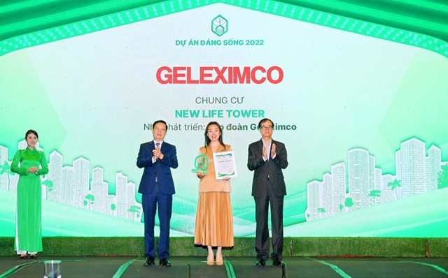 B&agrave; L&acirc;m Thị Tr&agrave; My - Gi&aacute;m Đốc Ban quản l&yacute; t&ograve;a nh&agrave; New Life Tower, Tập Đo&agrave;n Geleximco nhận giấy Chứng nhận từ Ban tổ chức.