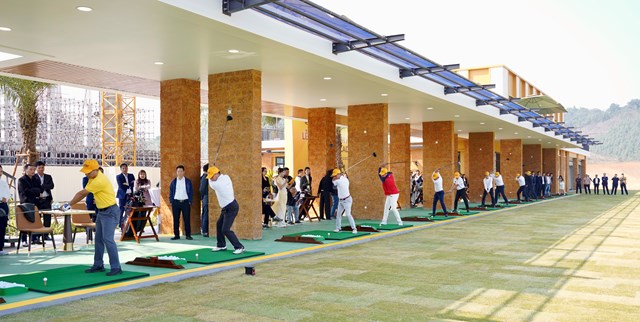 C&aacute;c đại biểu, kh&aacute;ch mời ph&aacute;t b&oacute;ng ghi dấu ấn nh&acirc;n sự kiện kh&aacute;nh th&agrave;nh Học viện T&amp;T Golf Academy.