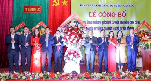 Thường trực Huyện ủy trao quyết định và tặng hoa chúc mừng Ban Thường vụ Đảng ủy thị trấn Đồng Lộc.