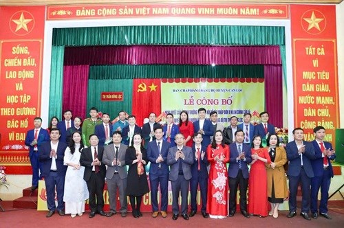 Chủ nhiệm Ủy ban kiểm tra Tỉnh ủy Hà Văn Trọng và đại diện lãnh đạo các ban, ngành cấp tỉnh, lãnh đạo địa phương chụp ảnh lưu niệm cùng Ban Chấp hành Đảng bộ thị trấn.