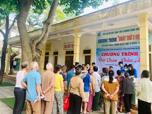 Đông đảo các bệnh nhân sắp hàng thứ tự nhận cháo miễn phí từ các tình nguyện viên Câu lạc bộ Bát cháo tình thương huyện Hưng Nguyên.