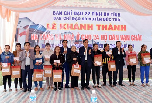 100 suất quà đến với các hộ gia đình có hoàn cảnh khó khăn trên địa bàn.