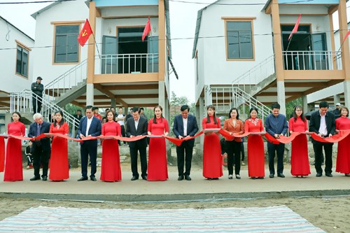 Nguy&ecirc;n Chủ tịch nước Trương Tấn Sang dự Lễ kh&aacute;nh th&agrave;nh nh&agrave; ở cho người d&acirc;n vạn ch&agrave;i huyện Đức Thọ.