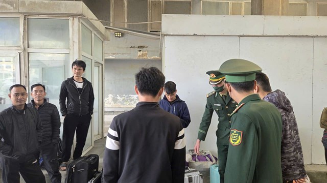 Lực lượng chức năng H&agrave; Tĩnh tăng cường kiểm tra, kiểm so&aacute;t người v&agrave; h&agrave;ng ho&aacute; v&agrave; từ nước ngo&agrave;i v&agrave;o Việt Nam nhằm ngăn chặn nguy cơ bệnh do virus Nipah.