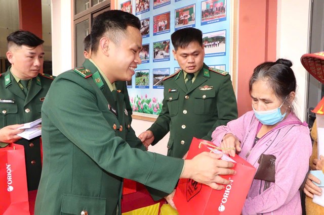 Đại diện l&atilde;nh đạo x&atilde;; Bi&ecirc;n ph&ograve;ng tỉnh; Đồn Bi&ecirc;n ph&ograve;ng Hương Quang, c&aacute;c cơ quan, doanh nghiệp, nh&agrave; hảo t&acirc;m trao qu&agrave; cho c&aacute;c hộ gia đ&igrave;nh ch&iacute;nh s&aacute;ch&nbsp;v&agrave; c&aacute;c đối tượng c&oacute; ho&agrave;n cảnh kh&oacute; khăn tr&ecirc;n địa b&agrave;n x&atilde;.