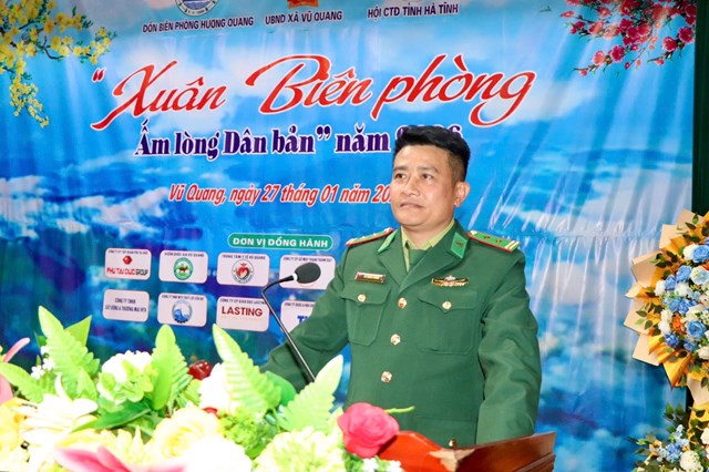 Trung t&aacute; V&otilde; Nh&acirc;n H&ugrave;ng - Ủy vi&ecirc;n Ban Chấp h&agrave;nh Đảng bộ x&atilde; Vũ Quang - Đồn trưởng Đồn Bi&ecirc;n ph&ograve;ng Hương Quang ph&aacute;t biểu tại Chương tr&igrave;nh.