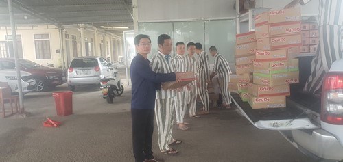 Công ty CP truyền thông Hà Tĩnh News trao 100 thùng mỳ tôm cho phạm nhân.